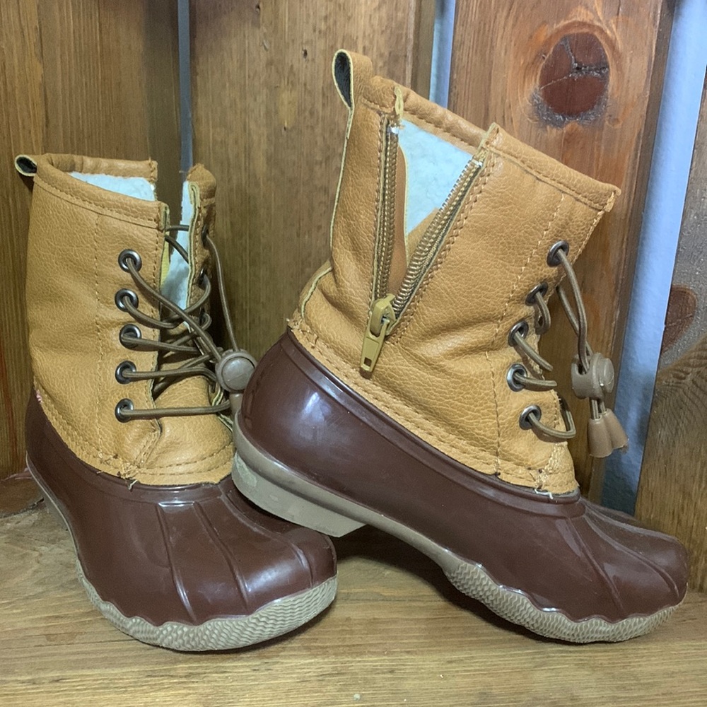 Toddler size 10 insulated snow boot